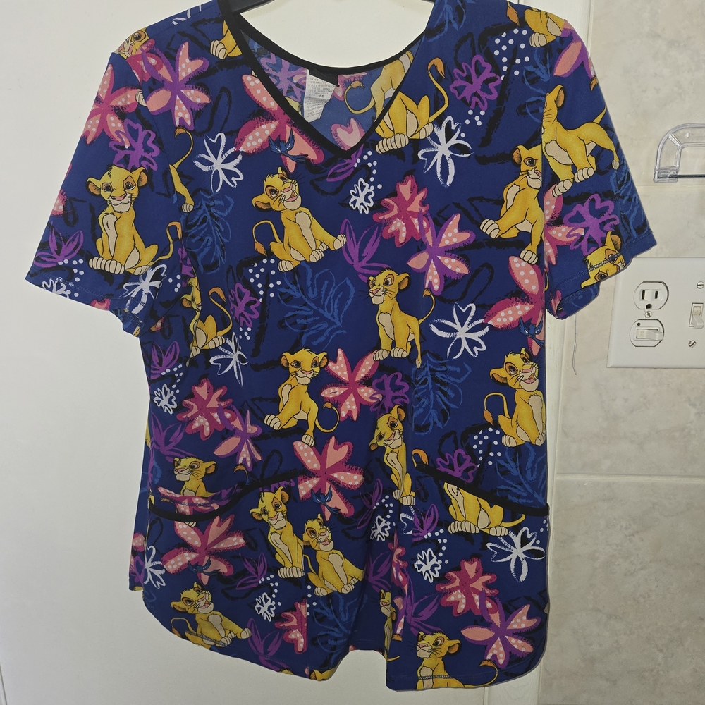 Disney Lion King Scrub Top Women’s Medium | Simba Print | V-Neck | Pockets | Blu